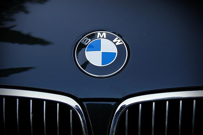 BMW trenkėsi į medį, keleivis – reanimacijoje