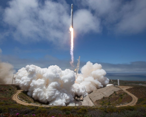 „SpaceX“ raketa gabena į TKS išmanų robotą ir stiprios kavos