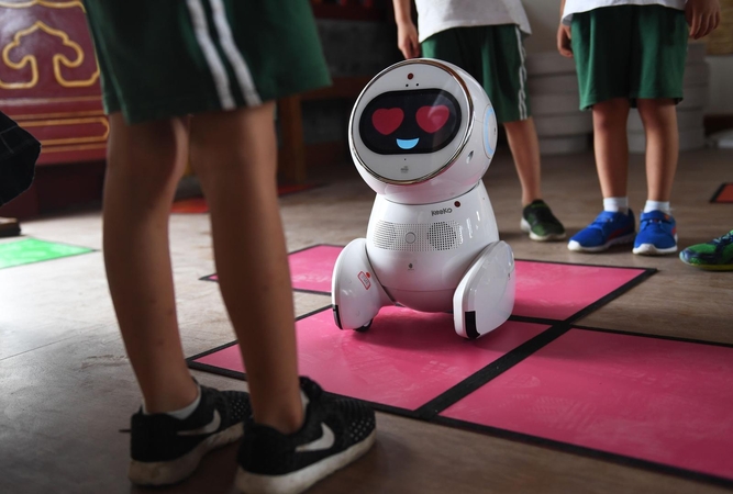 Į vaikų darželius veržiasi robotai mokytojai