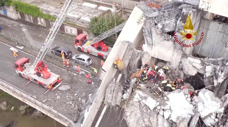 Po viaduko griūties Genujoje skelbia 12 mėnesių nepaprastąją padėtį