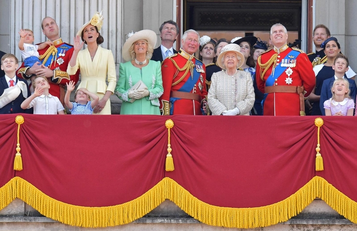 Britanijoje iškilmingai švenčiamas karalienės Elizabeth II oficialusis gimtadienis