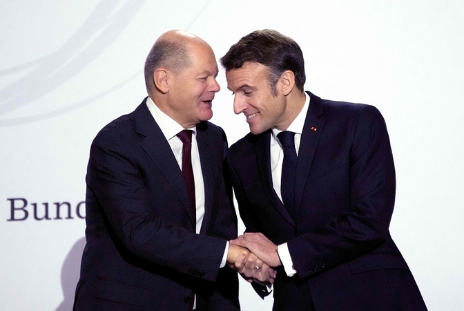 Olafas Scholzas (kairėje) ir Emmanuelis Macronas.