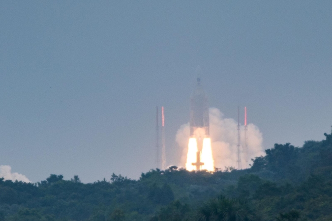 Dėl techninio sutrikimo koreguojama raketos „Ariane 5“ iškeltų palydovų padėtis
