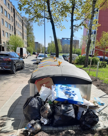 Už prie konteinerių paliktas atliekas galima sulaukti 600 eurų baudos.