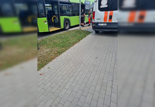 Judrioje Kauno žiedinėje sankryžoje troleibusas partrenkė moterį: susidarė spūstys 