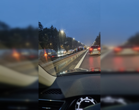 Sostinės aplinkkelyje – masinė avarija: pranešama, kad susidūrė dešimt automobilių