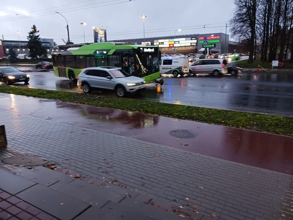 Nelaimė rekonstruojant Savanorių prospektą: troleibuso vairuotojas ir kelininkai nesusitaikė