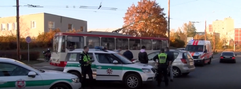 Vilniaus juodajame kelyje – avarija, į ligoninę išvežtas motorolerio vairuotojas