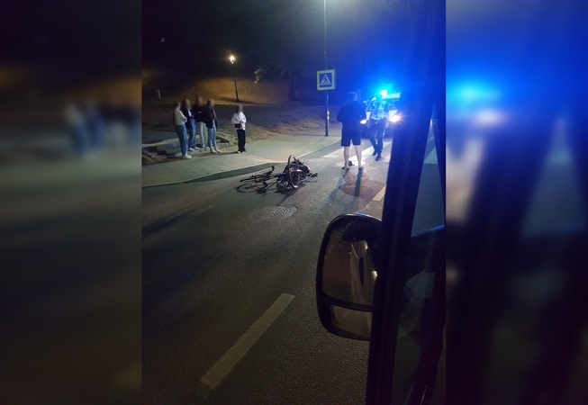 Girtas vyras naktį nukrito nuo dviračio ir susižalojęs liko gulėti gatvėje