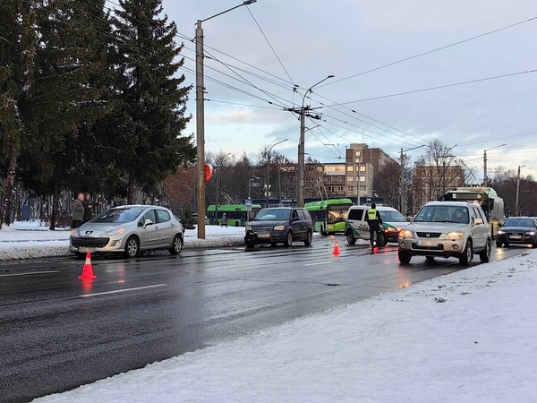 Nustebino kauniečius: avarijos aplinkybių analizuoti atvyko keli pareigūnų ekipažai 