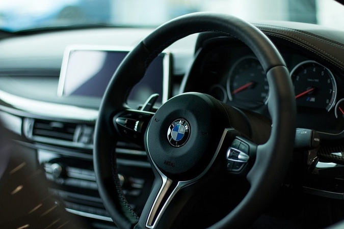 Jonavos rajone ant stogo apvirto BMW