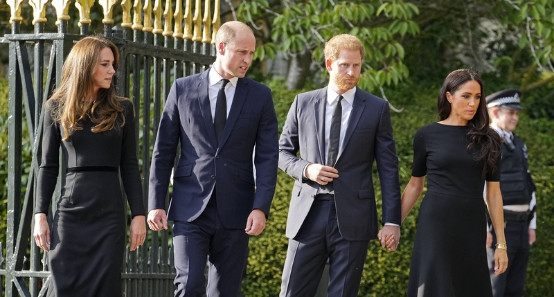 Princas Williamas (kairėje) su žmona Kate Middleton, broliu Harry ir jo žmona Meghan Markle