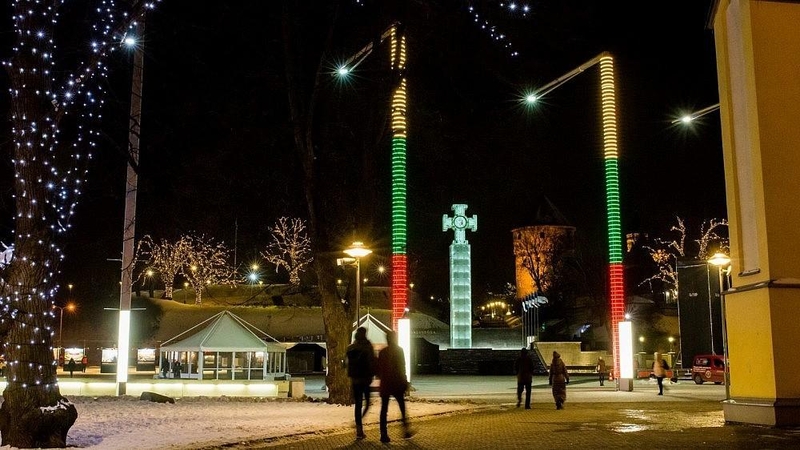 Laisvės aikštė Taline nušvito Lietuvos trispalvės spalvomis