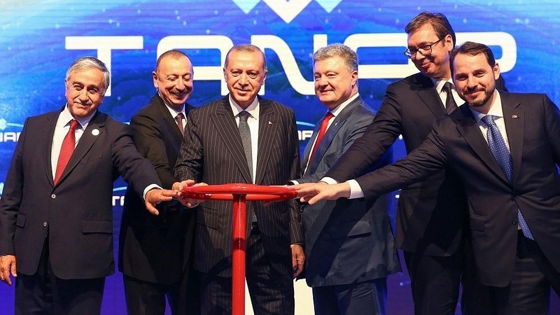 Recepas Tayyipas Erdoganas (trečias iš kairės)