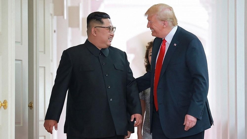 Kim Jong Unas (kairėje) ir Donaldas Trumpas