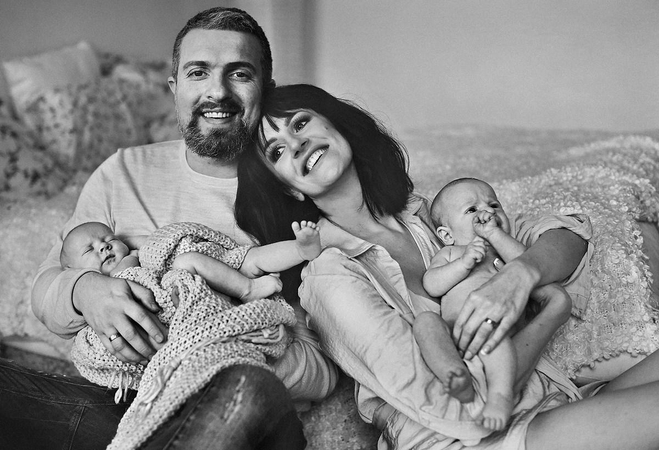 Deivydas ir Katažina Zvonkai su dvynukais Kornelija ir Donatu