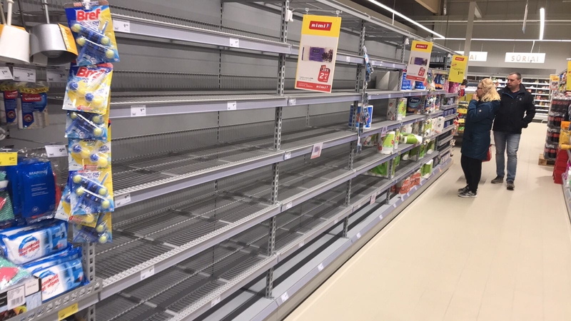 Panika dėl koronaviruso: klaipėdiečiai šluoja parduotuves
