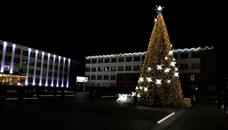 Naujosios Akmenės kalėdinė eglė suspindo žvaigždėmis