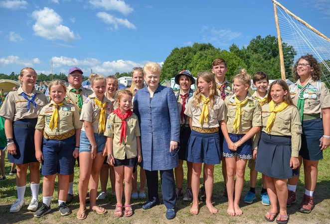 Dalia Grybauskaitė (viduryje)