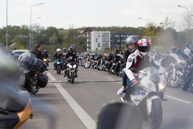 Kodėl motociklininkai jaučiasi pranašesni už automobilių vairuotojus?
