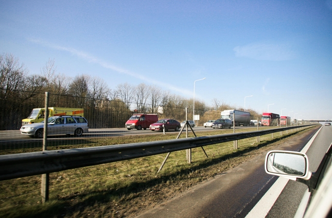 Automagistralėse ir greitkeliuose bus galima važiuoti greičiau