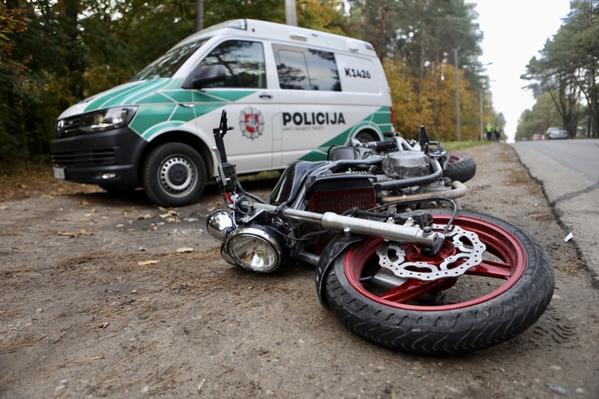 Romainiuose – baisi motociklo ir paspirtuko avarija