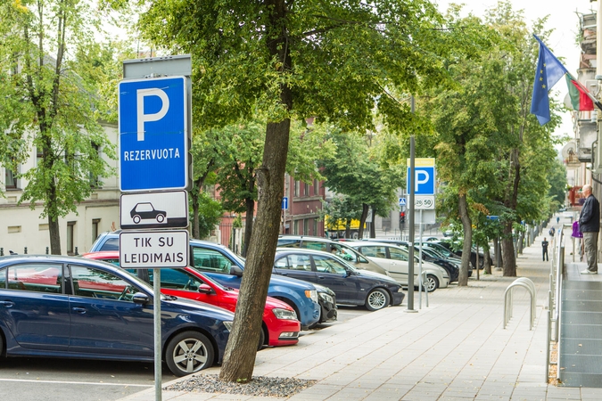 Stovėjimo vietas rezervavusios įmonės galės mokėti ne už visą parą, o iki 18 val., o likusį laiką čia automobilius galės statyti visi norintys.