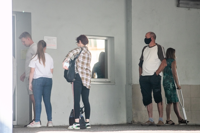 Piktinasi chaosu prie gydymo įstaigos: net atėjus su ramentais, nėra kur prisėsti