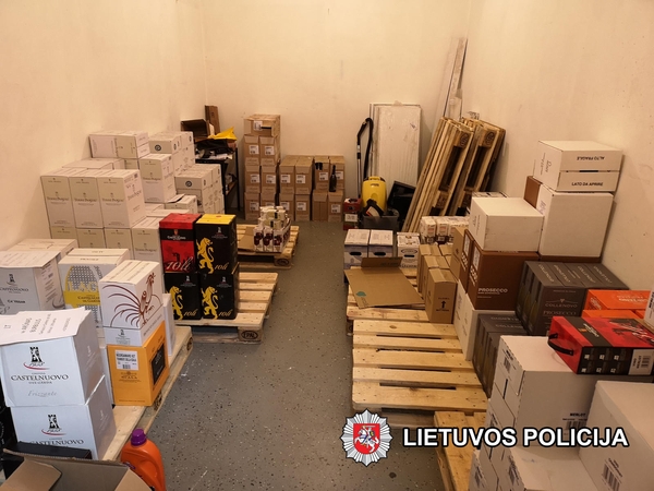 Sostinėje aptikta nelegali alkoholinių gėrimų parduotuvė: vyras įkliuvo du kartus
