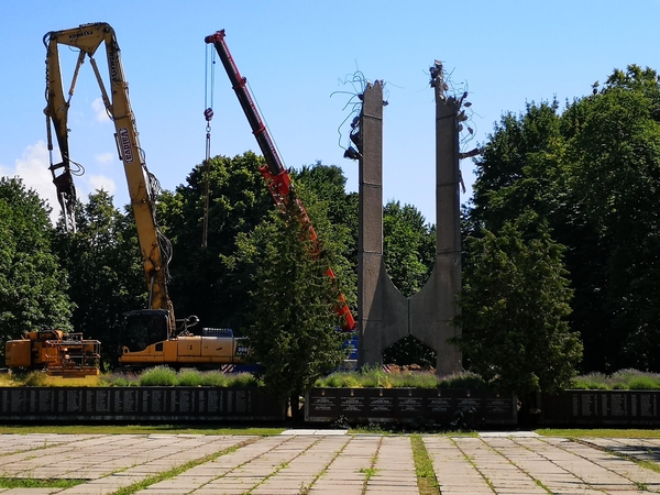 Klaipėdoje per pusdienį išmontuoti sovietmečio paminklai