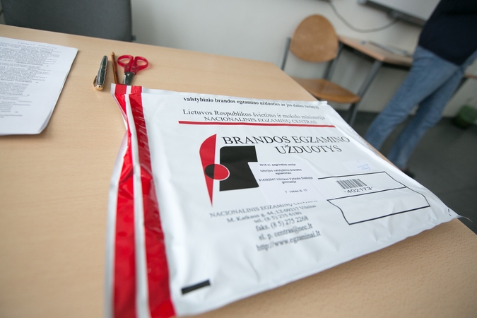 Brandos egzaminus laikys 27,7 tūkst. jaunuolių: daugiau pasirinko lietuvių kalbą, chemiją
