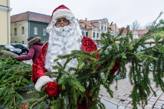 Kalėdos jau keliauja į kauniečių namus: prie nemokamų eglės šakų žmonių – kaip koncerte