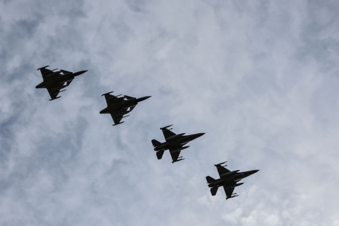 NATO naikintuvai du kartus lydėjo Rusijos karinius orlaivius