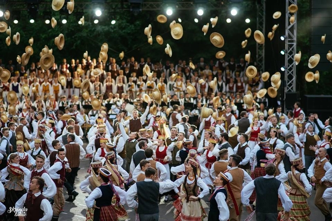 Į Dainų šventę – Jievaro tiltu
