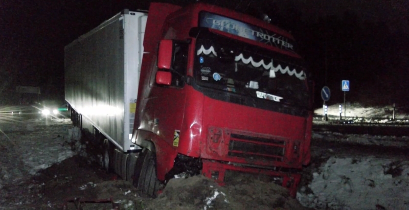 Užmigęs vilkiko vairuotojas žiedinę sankryžą perskriejo kaip trampliną