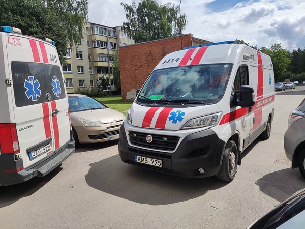 Skubėjęs vyras neslėpė pykčio: greitosios vairuotojai užblokavo išvažiavimą iš kiemo