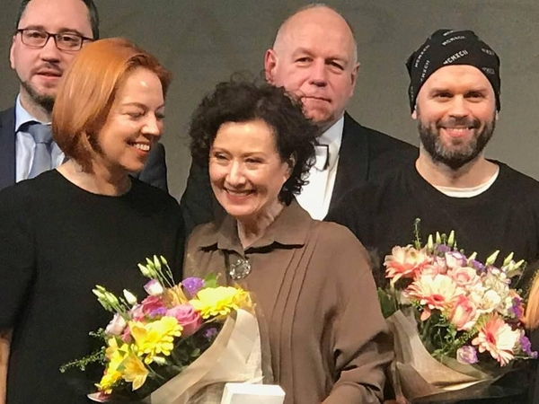 Nelė Savičenko (viduryje)