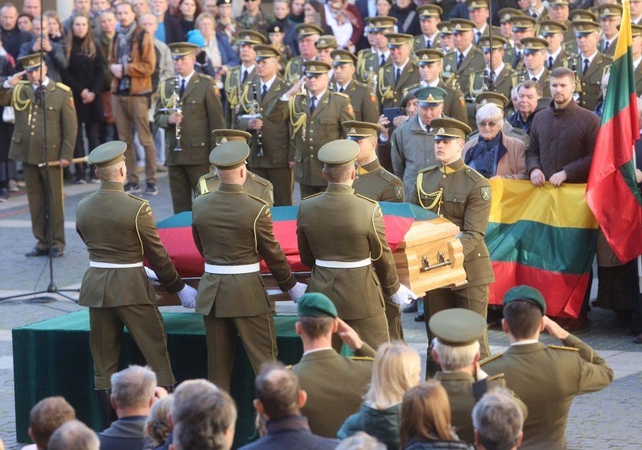 A. Ramanausko-Vanago atminimą valstybinėse laidotuvėse pagerbė 30 šalių diplomatai