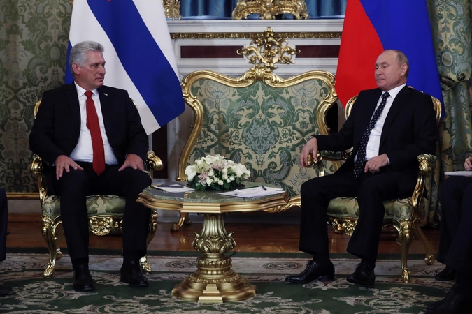 Miguelis Diazas-Canelis (kairėje) ir Vladimiras Putinas