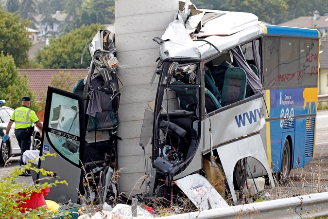 Ispanijoje autobusas atsitrenkė į viaduko atramą, mažiausiai 5 žmonės žuvo