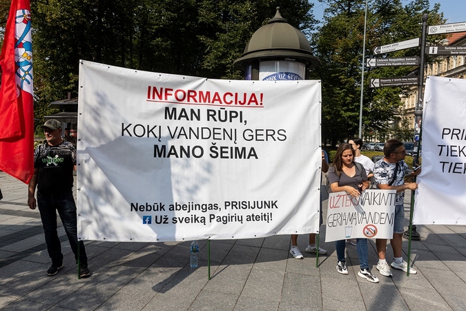 Piketas dėl „Homanit“ gamyklos šalia Vilniaus: „Man rūpi, kokį vandenį gers mano šeima“