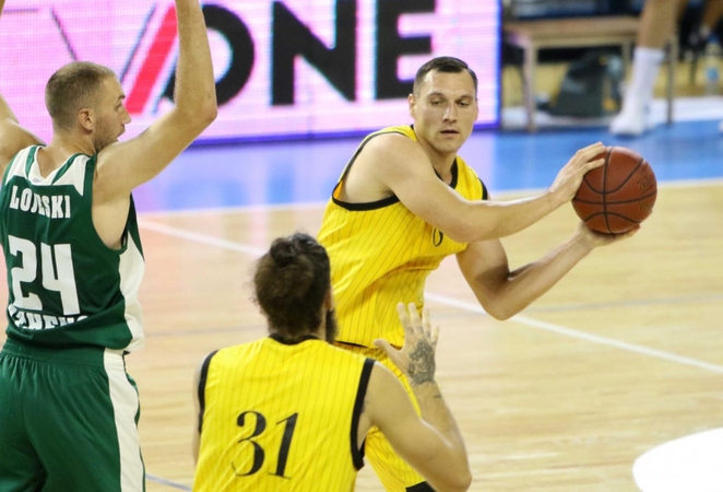 Krepšiniu vėl besimėgaujantis J. Mačiulis mala į miltus FIBA sistemą