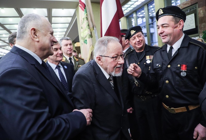 Vytautas Landsbergis (viduryje)