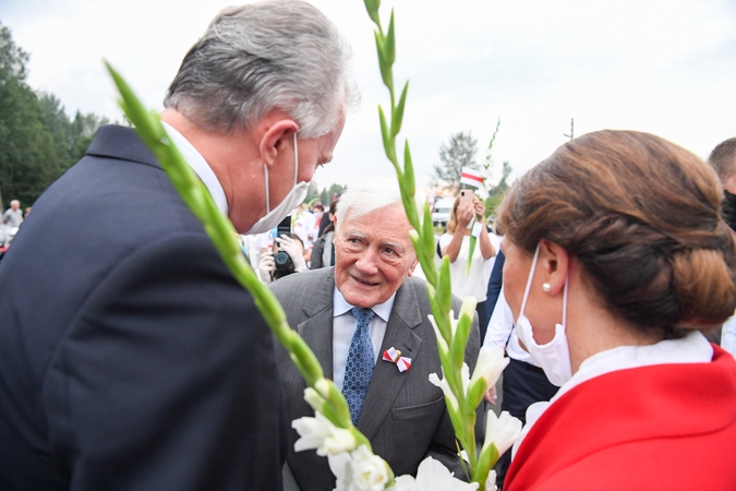Valdas Adamkus (viduryje)