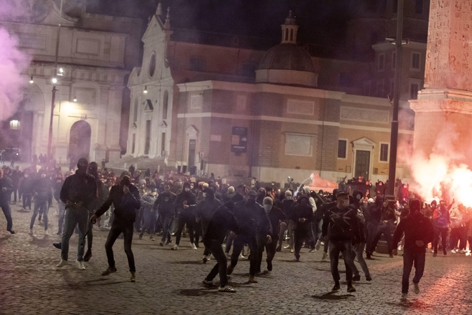 Italijoje protestuotojai prieš COVID-19 apribojimus susirėmė su policija