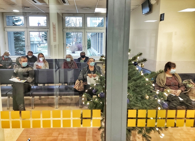 Medikė apie situaciją gydymo įstaigoje: garbaus amžiaus žmonės sėdi susigrūdę, nusiima kaukes