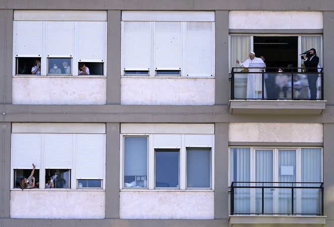Popiežius Pranciškus pasveikino tikinčiuosius iš Romos klinikos balkono