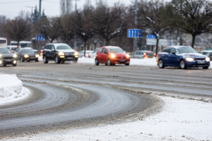 Eismo sąlygas sunkina lijundra ir plikledis