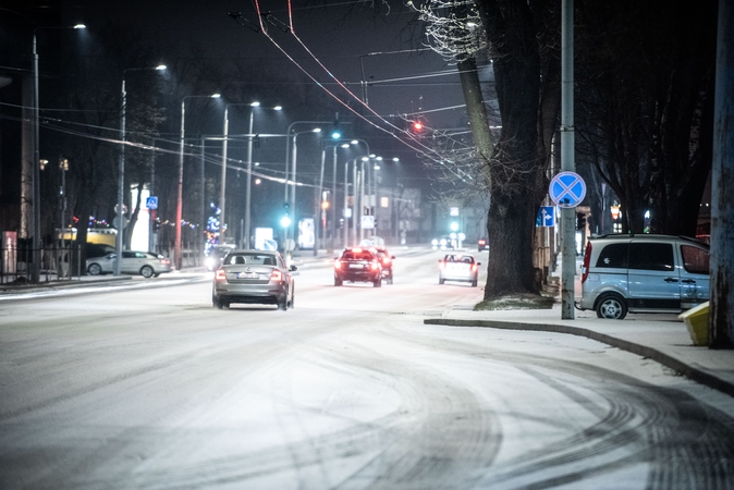 Kelininkai įspėja: naktį eismo sąlygas sunkins plikledis ir šlapdriba