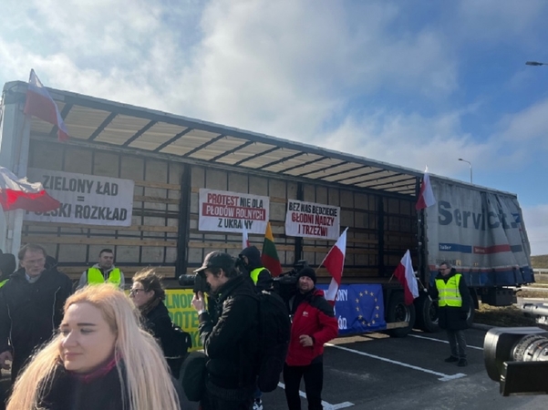 Lenkijos ūkininkų protestas pasienyje: tikrinama dalis vilkikų, spūsčių nėra